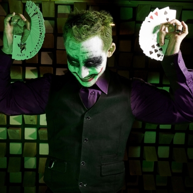 performance magique marvel et joker photo art avec cartes